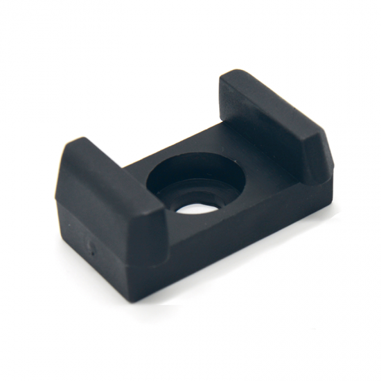 Paneļa stiprinājums jebkuram staba platumam